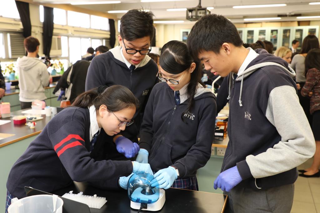 Form 6 students from Y.W.C.A. Hioe Tjo Yoeng College (基督教女青年會丘佐榮中學) use a centrifuge as part of the Amgen Biotech Experience.